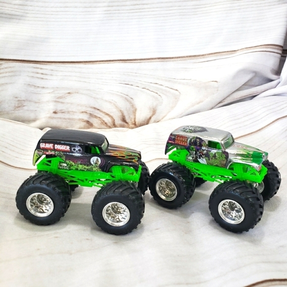 Hot Wheels Monster Jam Grave Digger 3.5 Inch Toy Trucks Diecast Black Silver - Picture 1 of 9